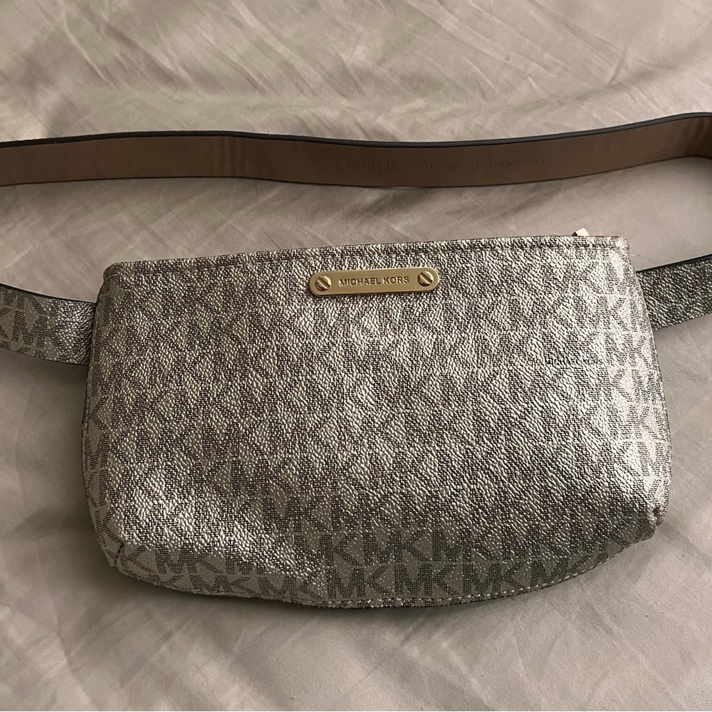 Michael Kors Fanny belt.